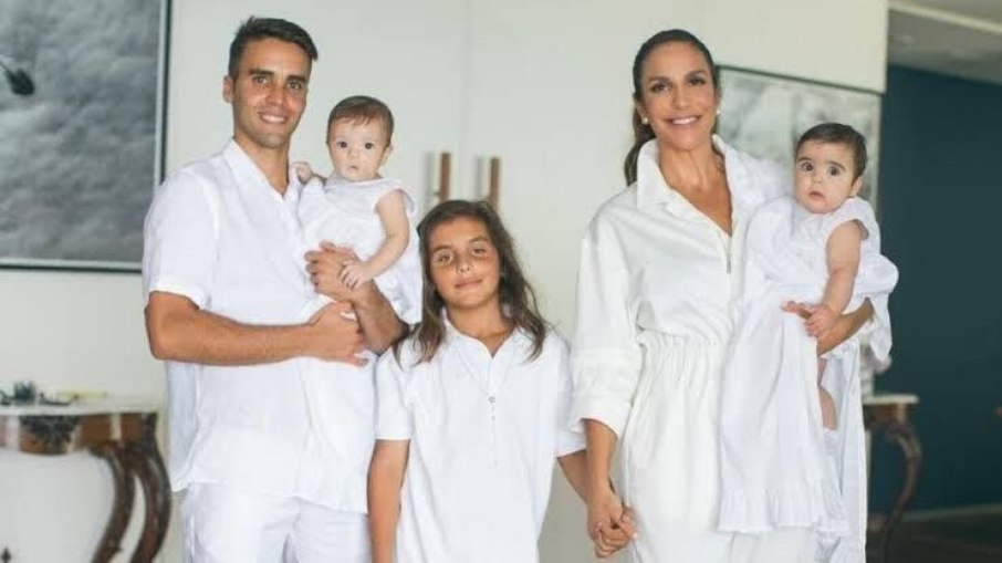 Ivete Sangalo com o marido, Daniel Cady, e os filhos, Marcelo, Helena e Marina