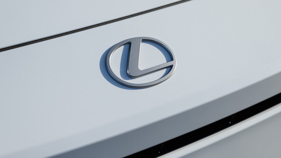 Emblema da Lexus no novo ES 350h, que estreia no Brasil por R$ 399.990.