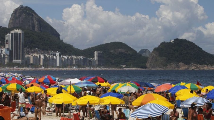 Turistas aproveitam o calorzão para aproveitar as praias do Rio de Janeiro