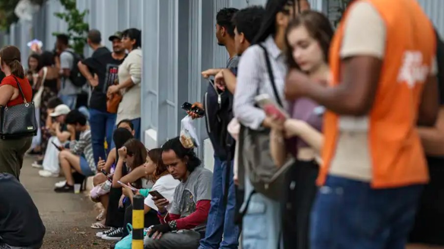 Candidatos chegando ao local de provas para o primeiro dia do Enem 2024