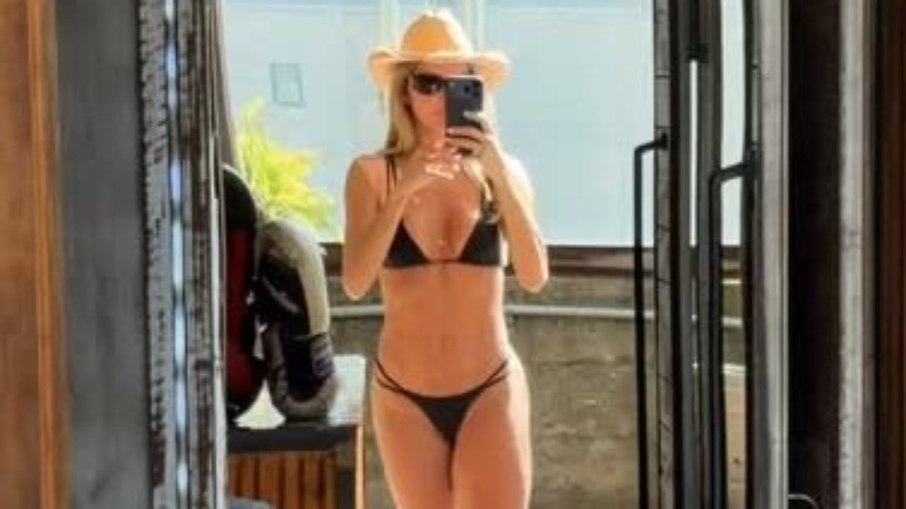 Deborah Secco posa de biquíni e exibe abdômen trincado Deborah Secco posa de biquíni e exibe abdômen trincado