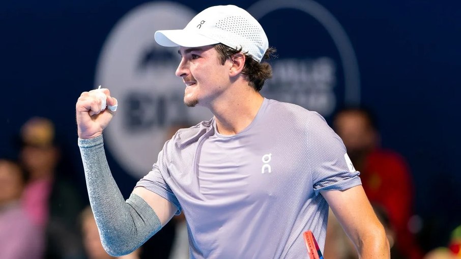 João Fonseca estreou com vitória sobre o atual campeão do ATP 500 da Basileia