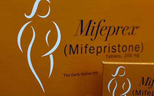 Recipientes de Mifepristona exibidos em uma clínica de planejamento familiar em Rockville, Maryland, EUA