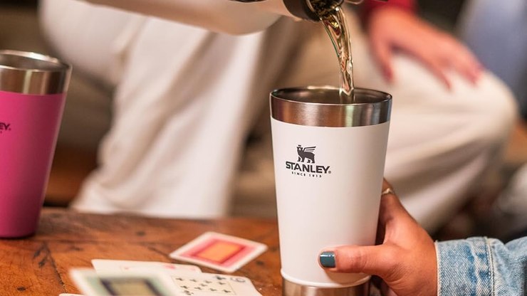 Copo Stanley original surpreende com preço perto de R$ 70