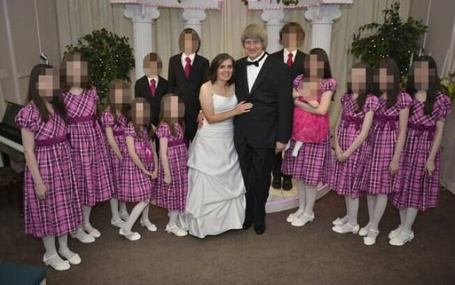 O casal Louise Anna, de 49 anos e David Turpin, de 57 e as 13 vítimas em uma foto divulgada pelo casal no Facebook