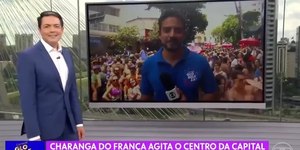 Repórter da Globo é surpreendido por coro de foliões ao vivo;veja