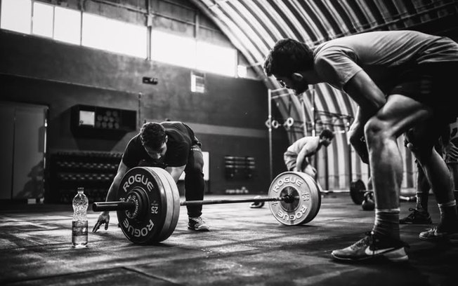 Kipping Handstand Push-ups colocam a saúde cervical em risco