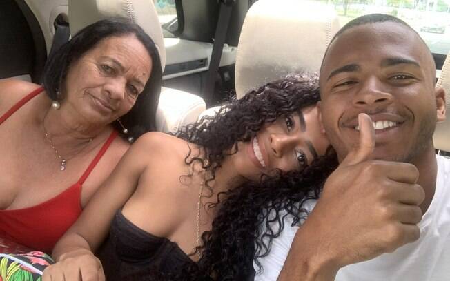 Rennan da Penha postou foto com a mãe e a namorada