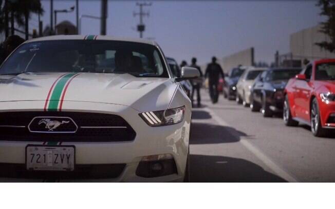 Quando o desfile dos Ford Mustang se inicia, o primeiro a aparecer é o novo modelo, marcando a sua chegada