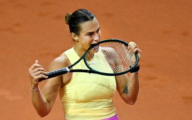 Aryna Sabalenka morde a raquete durante a derrota para Marketa Vondrousova nas quartas de final do torneio em Stuttgart, Alemanha, em 19 de abril de 2024.