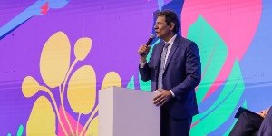 ‘‘Tem dado um show de dignidade’’, diz Haddad sobre Alckmin no Salão do Turismo