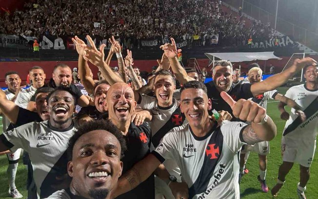 Léo Jardim celebra classificação do Vasco na Copa do Brasil Léo Jardim celebra classificação do Vasco na Copa do Brasil