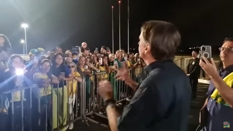 Bolsonaro conversando com apoiadores