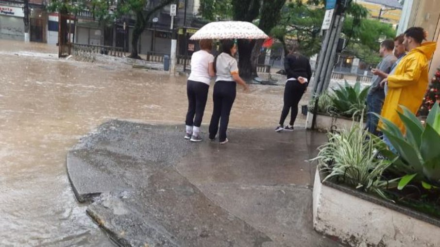 Centro histórico de Petrópolis alaga com chuva (13.12.2022)