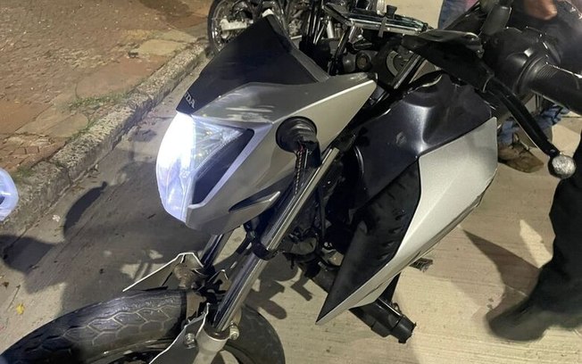 Motoboy sofre acidente ao atropelar cachorro na Avenida São Carlos Motoboy sofre acidente ao atropelar cachorro na Avenida São Carlos