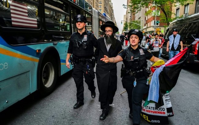 Policiais prendem manifestante judeu pró-Palestina perto do Met Gala, em Nova York
