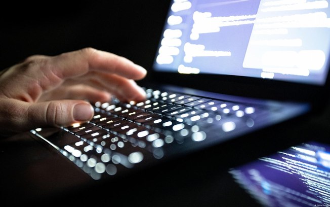 Hackers roubam e-mails da AfD; sigla alemã investiga vazamento - Foto