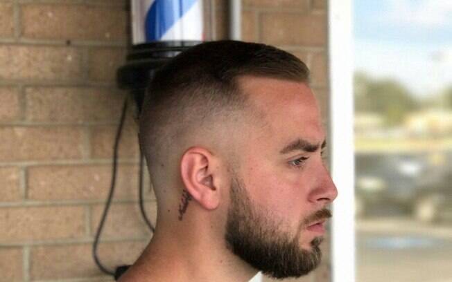 Penteados masculinos: o crew cut é um mini pompadour, com o topete levemente mais comprido que o resto do topo Penteados masculinos: o crew cut é um mini pompadour, com o topete levemente mais comprido que o resto do topo