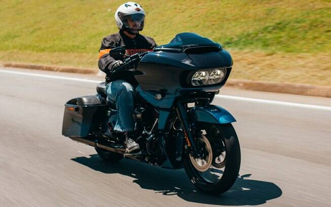 Carenagem fixa tipo nariz de tubarão e pequena bolha na H-D CVO Road Glide