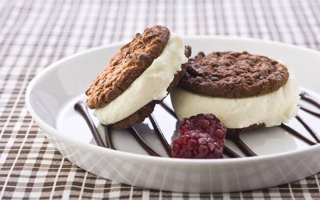 Foto da receita SanduÃ­che de biscoito com sorvete e calda de chocolate pronta.