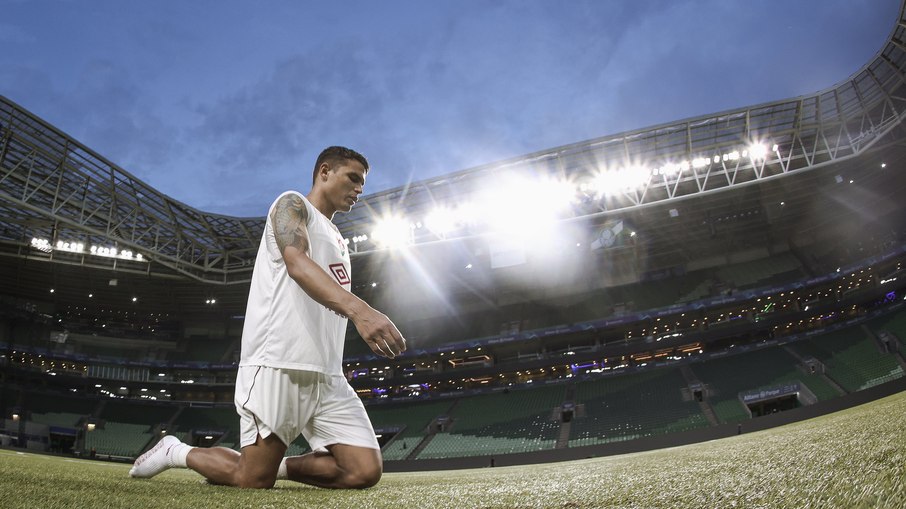 Fuga do rebaixamento e promessa cumprida: Thiago Silva de joelhos no Allianz Arena na última rodada do Brasileirão de 2024