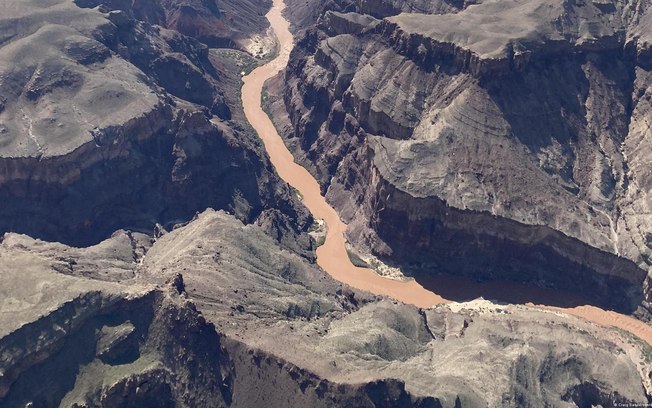 Geografia íngreme e clima árido favorecem as enchentes rápidas no Grand Canyon, que podem carregar água por quilômetros Geografia íngreme e clima árido favorecem as enchentes rápidas no Grand Canyon, que podem carregar água por quilômetros
