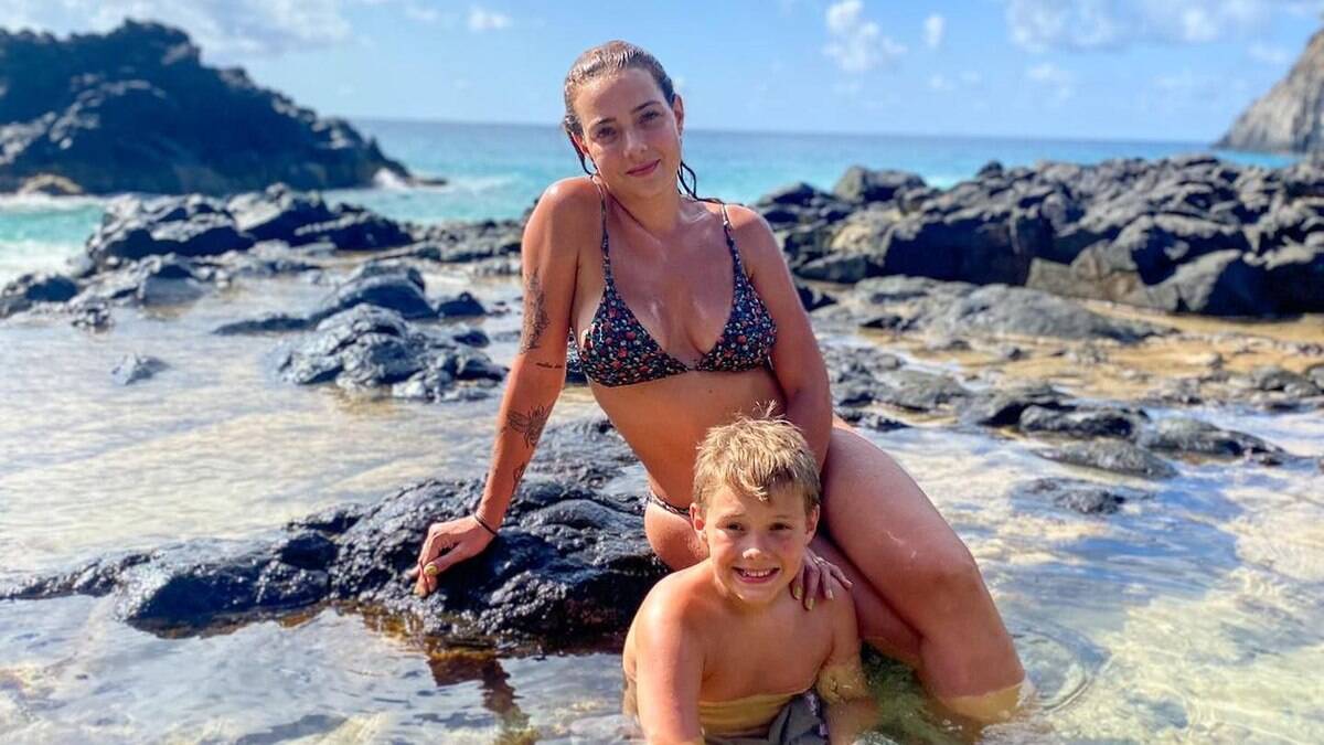 Mãe do filho de Neymar, Carol Dantas manda indireta ao pai do jogador