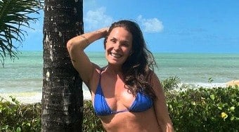 Carolina Ferraz posta fotos do bronzeado na Bahia e ganha elogios