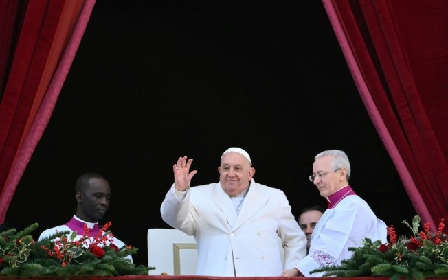 O papa Francisco acena para os fiéis na basílica de São Pedro depois de pronunciar a mensagem 