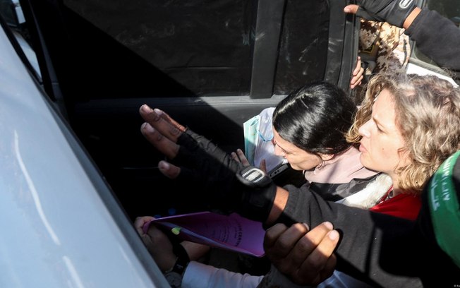 Momento da libertação do refém Arbel Yehoud, solto como parte de uma troca de reféns por prisioneiros entre Israel e o Hamas em janeiro de 2025 Momento da libertação do refém Arbel Yehoud, solto como parte de uma troca de reféns por prisioneiros entre Israel e o Hamas em janeiro de 2025