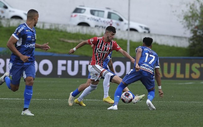 Pedrinho treina no São Paulo após denúncia de agressão feita por ex-namorada