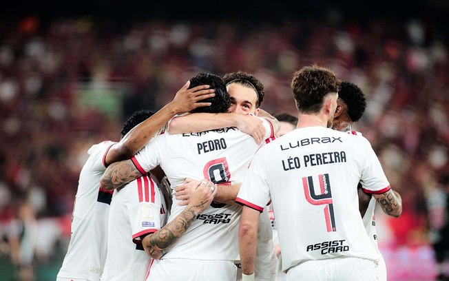Pedro marca e corre para comemorar. Atacante do Fla acaba com jejum de gol em cima do Vasco