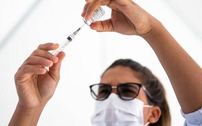 Covid-19: os erros que levaram centenas de cidades a suspender vacinação por falta de 2ª dose