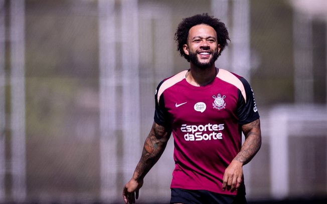 Rodrigo Garro, Memphis Depay e Clarence Seedorf em imagens de treino da última semana 