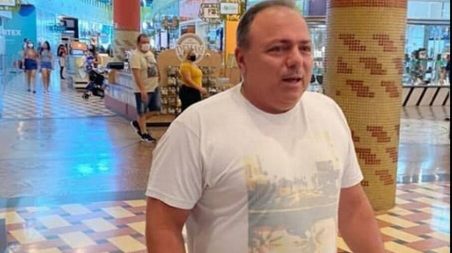 Pazuello flagrado sem máscara em shopping em Manaus