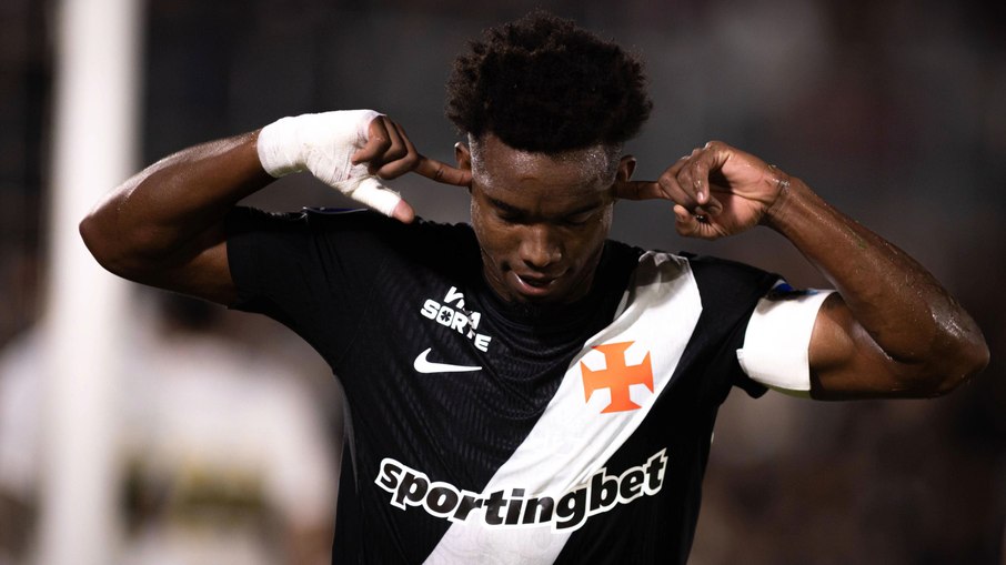 Thiago Mendes comemorou seu gol contra o Olimpia com as mãos no ouvido Thiago Mendes comemorou seu gol contra o Olimpia com as mãos no ouvido