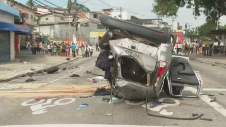 Carro destruído na Avenida Guarapiranga, no Parque São Luis, Zona Sul de São Paulo