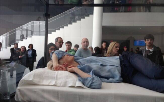 Tilda Swinton dormindo no museu 
