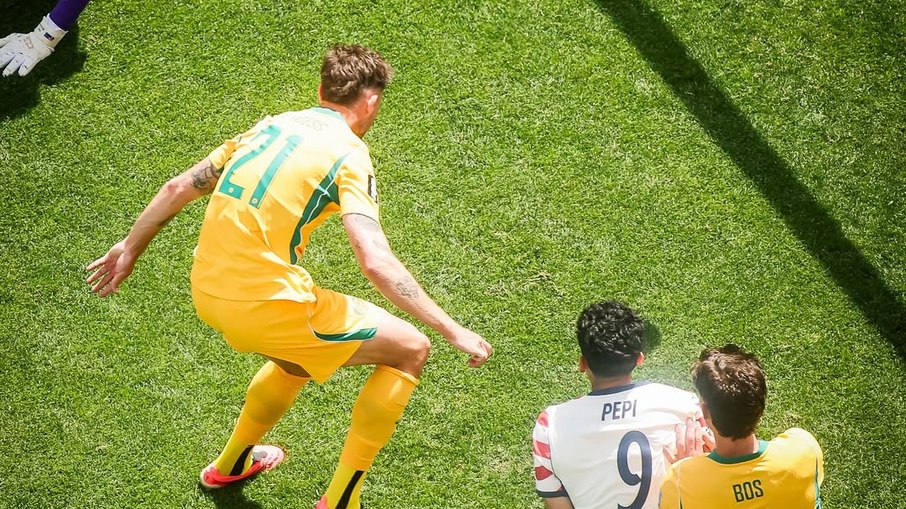 Cameron Burgess marca contra em lance que abriu o placar para os Estados Unidos contra a Austrália Cameron Burgess marca contra em lance que abriu o placar para os Estados Unidos contra a Austrália