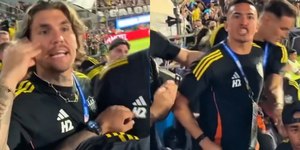 Jogadores e torcedores do Atlético-MG discutem durante pênaltis