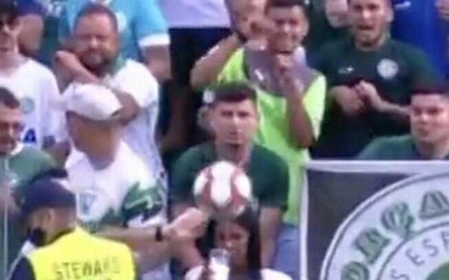 Torcedora do Goiás atingida por bola no rosto sofre perda de visão: 'Quando abri o olho já não enxergava'