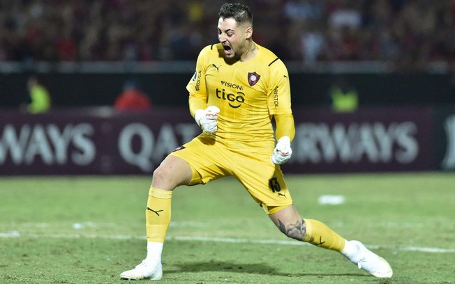 Jean é goleiro e jogador importante do Cerro, rival do Fluminense nesta quinta (25)