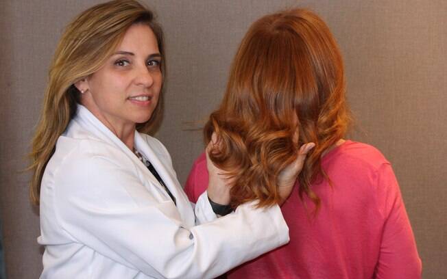 Marcela Buchaim é farmacêutica bioquímica especializada em tricologia e terapia capilar, uma especialista em cabelos