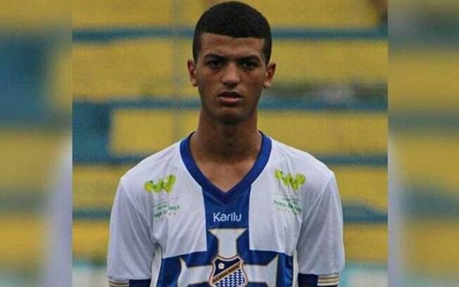 Renan Henrique Santos, de 16 anos, morreu após sofrer uma parada cardíaca durante um treino do Água Santa