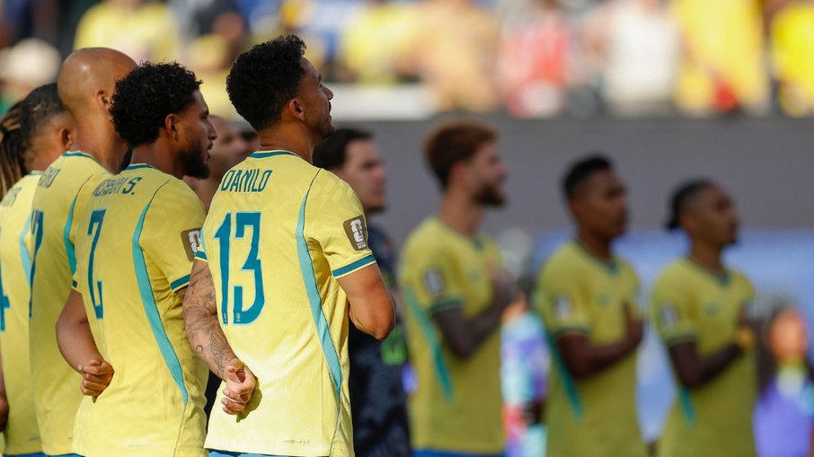 Seleção brasileira canta o hino nacional antes de jogar na Copa do Mundo