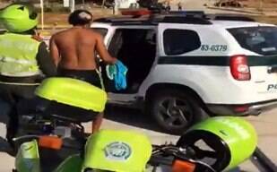 Ladrão é atingido por pedra na cabeça na hora da prisão; veja 