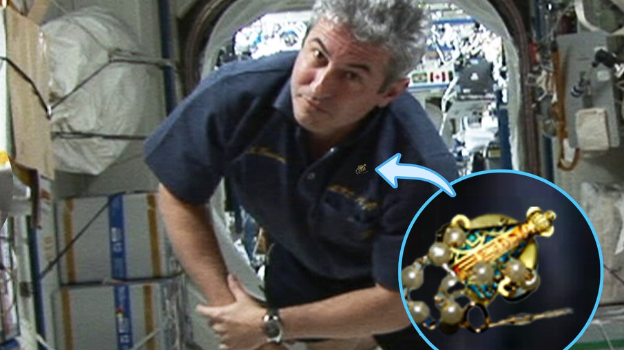 Astronauta Marcos Pontes na Estação Espacial Internacional (ISS) com o boton de Nossa Senhora Aparecida