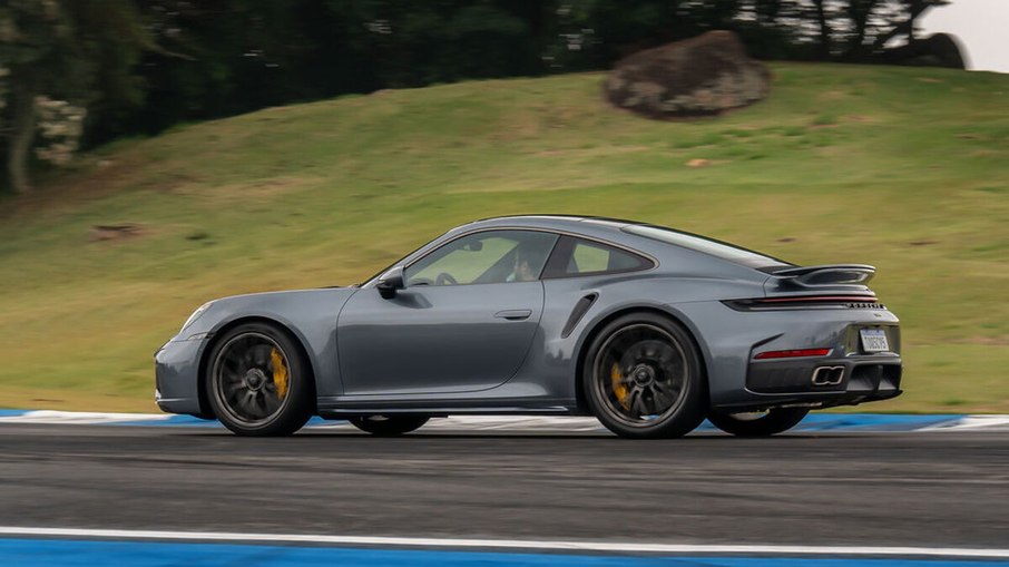Porsche 911 Turbo S combina sistema T-Hybrid, tração integral e câmbio PDK de oito marchas