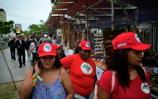 Um grupo de mulheres com camisas e bonés do MST, no Museu do Amanhã, Rio de Janeiro, em 14 de novembro de 2024