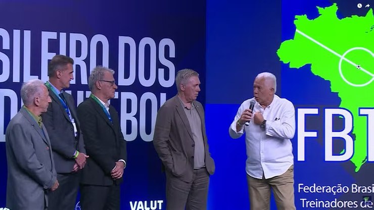 Leão cita "invasão de técnicos estrangeiros" ao lado de Ancelotti